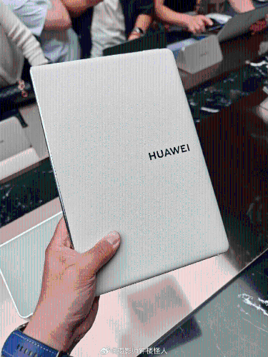 全球首款鸿蒙折叠屏电脑华为 MateBook Fold。 微博